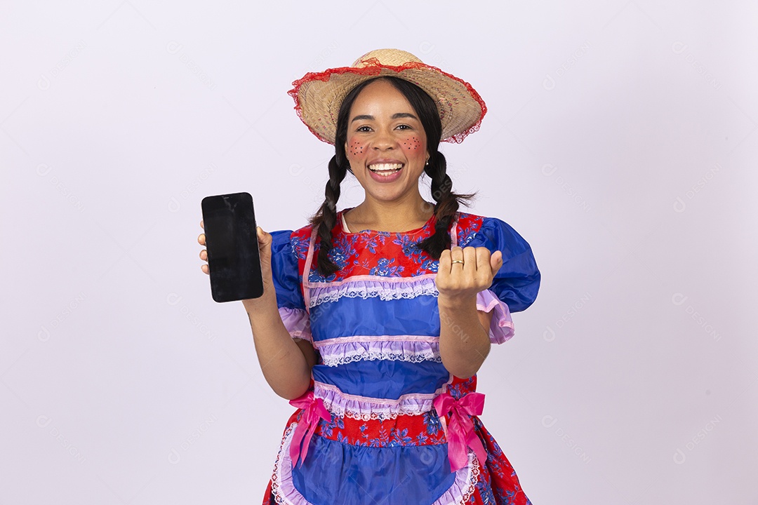 Linda mulher com vestido de festa junina segurando celular com tela preta
