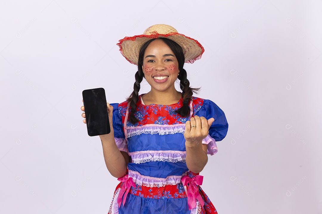 Linda mulher com vestido de festa junina segurando celular com tela preta