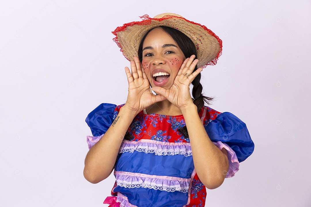 Linda mulher com vestido de festa junina segurando celular com tela preta