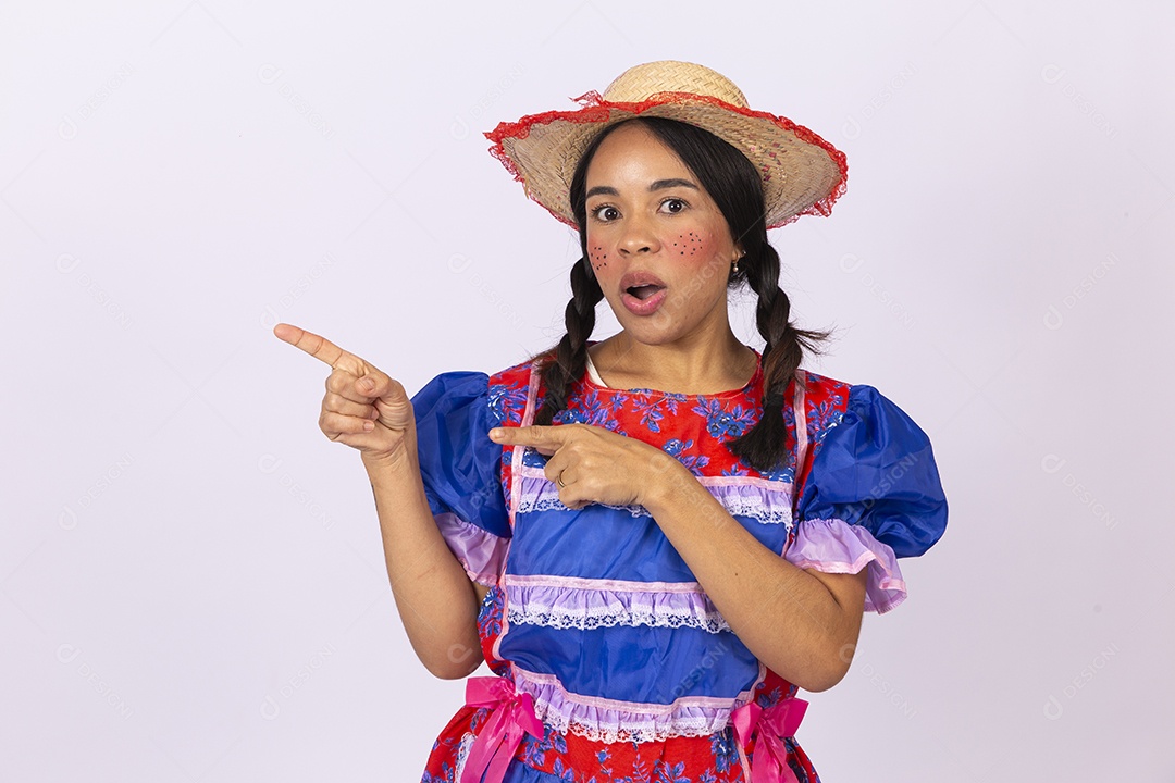 Linda mulher com vestido de festa junina segurando celular com tela preta