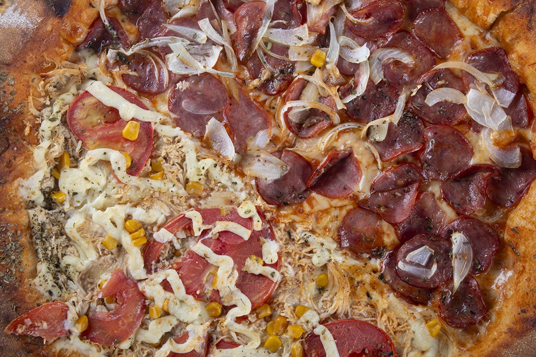Pizza de calabresa e frango com catupiry.