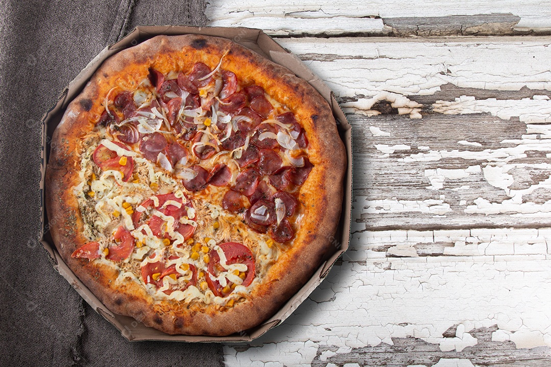 Pizza de calabresa e frango com catupiry.