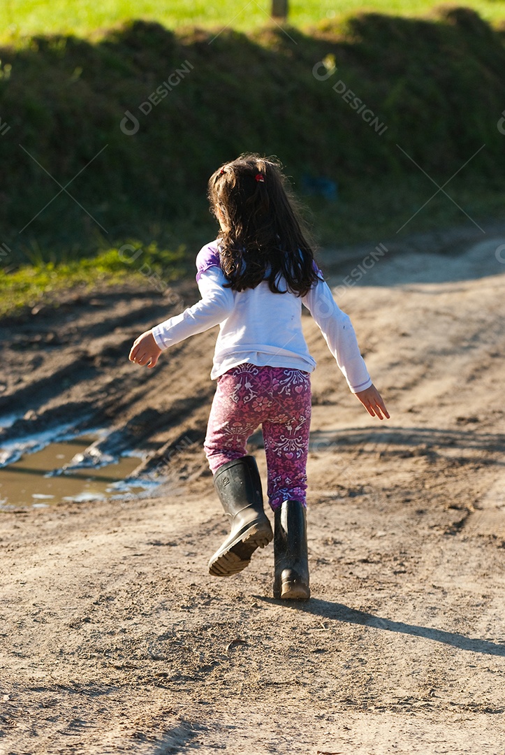 Menina brincando na fazenda