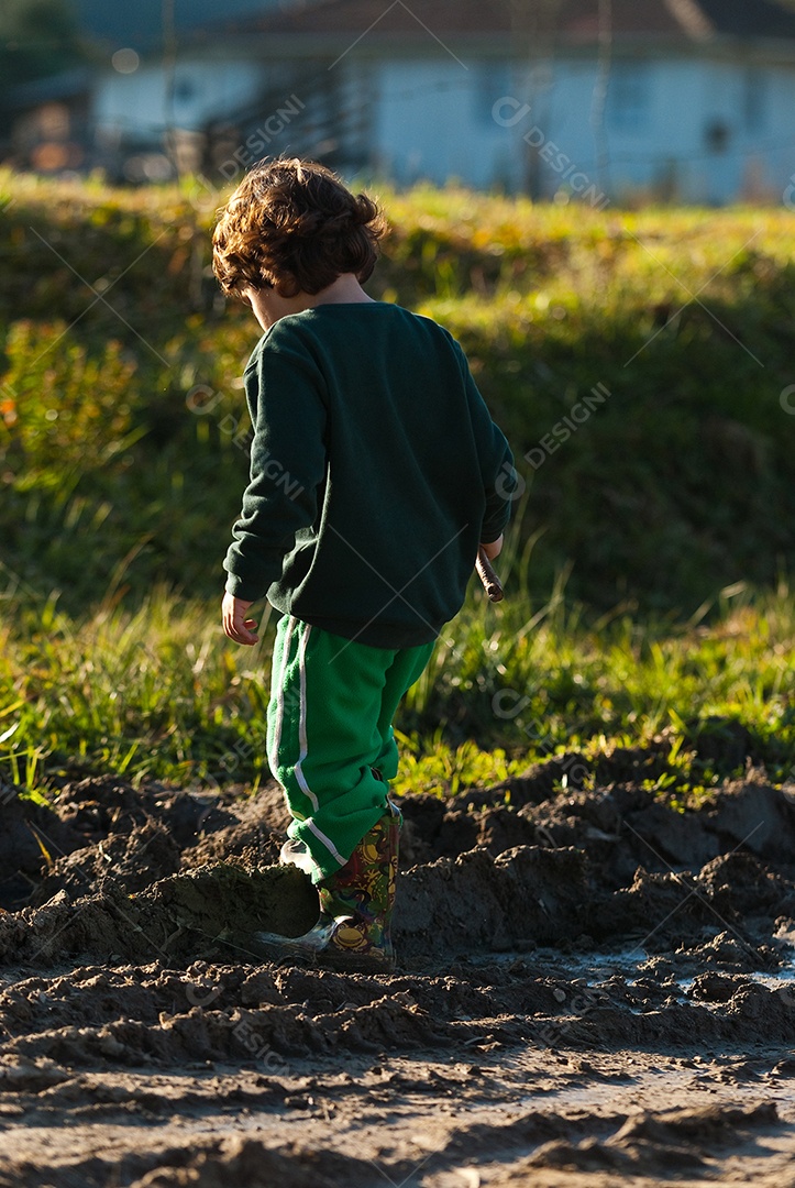 Menino brincando na fazenda