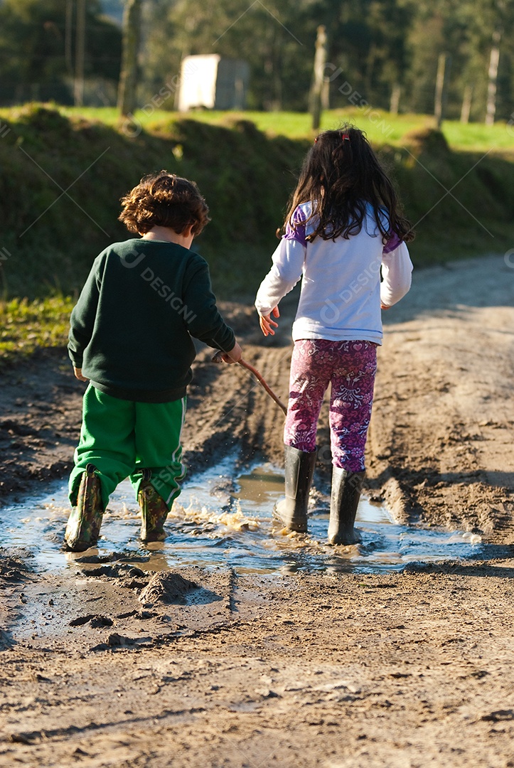 Crianças brincando pela fazenda