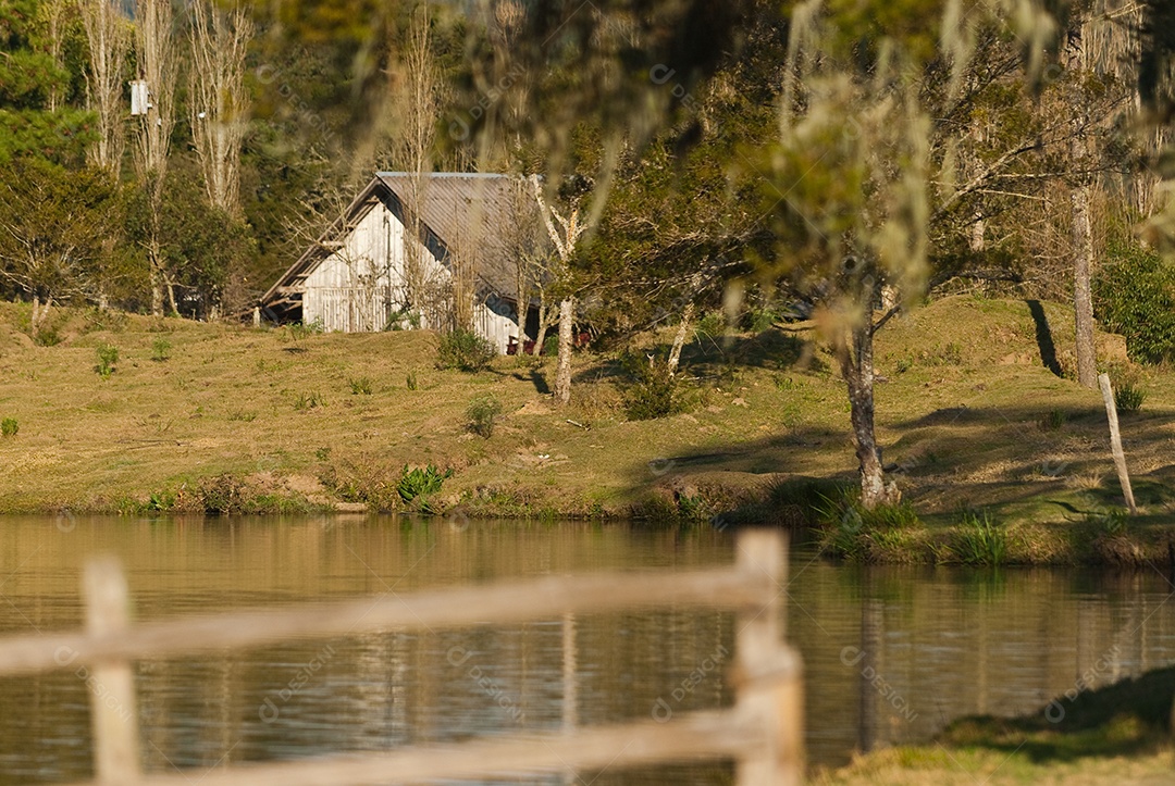 Vista de um lago na fazenda