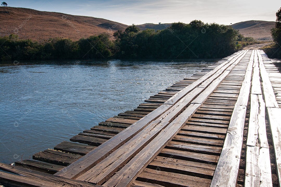 Ponte de madeira sobre o rio