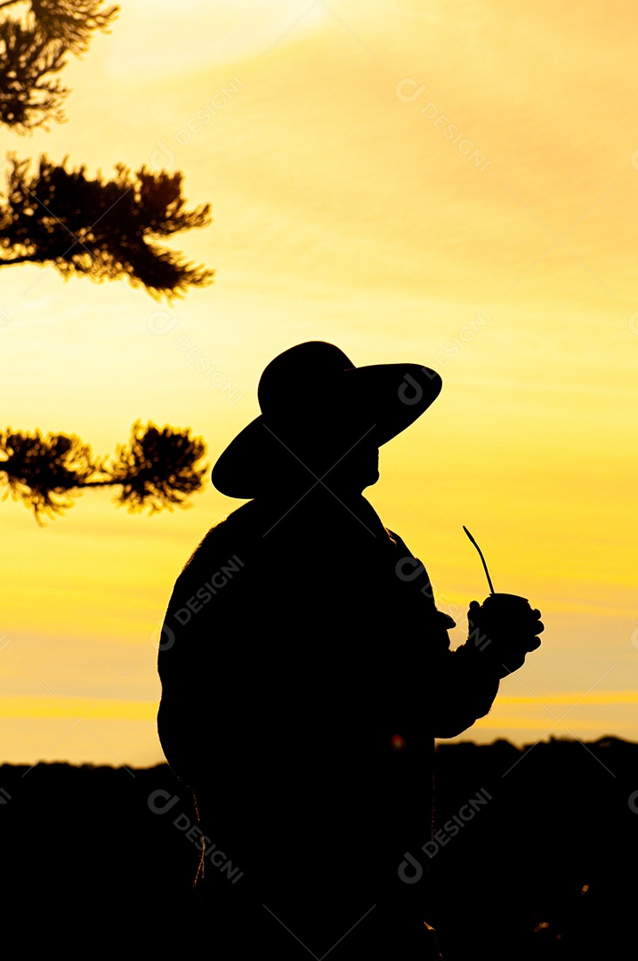 Homem na fazenda tomando chimarrão