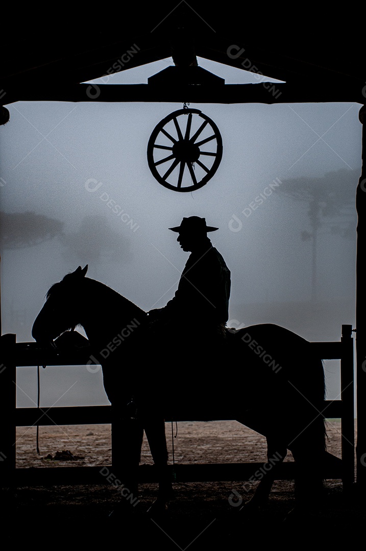 Homem andando de cavalo na fazenda