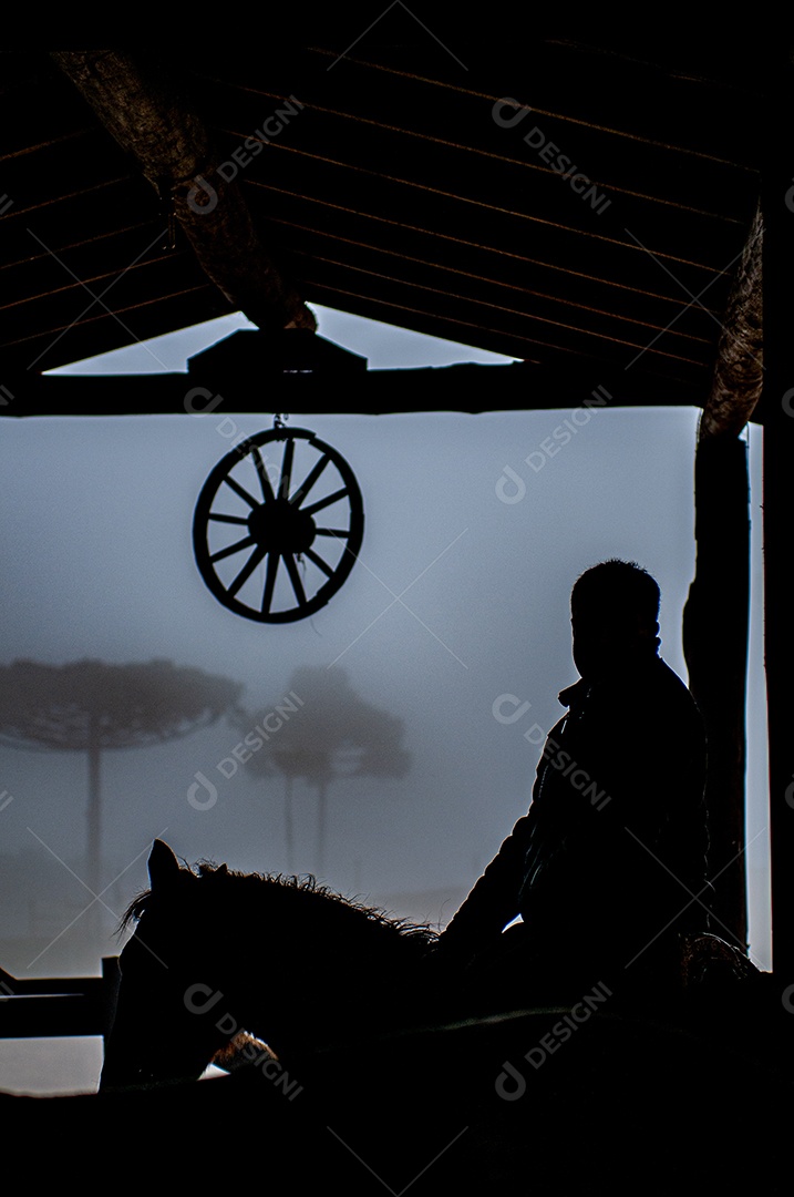 Homem andando de cavalo na fazenda