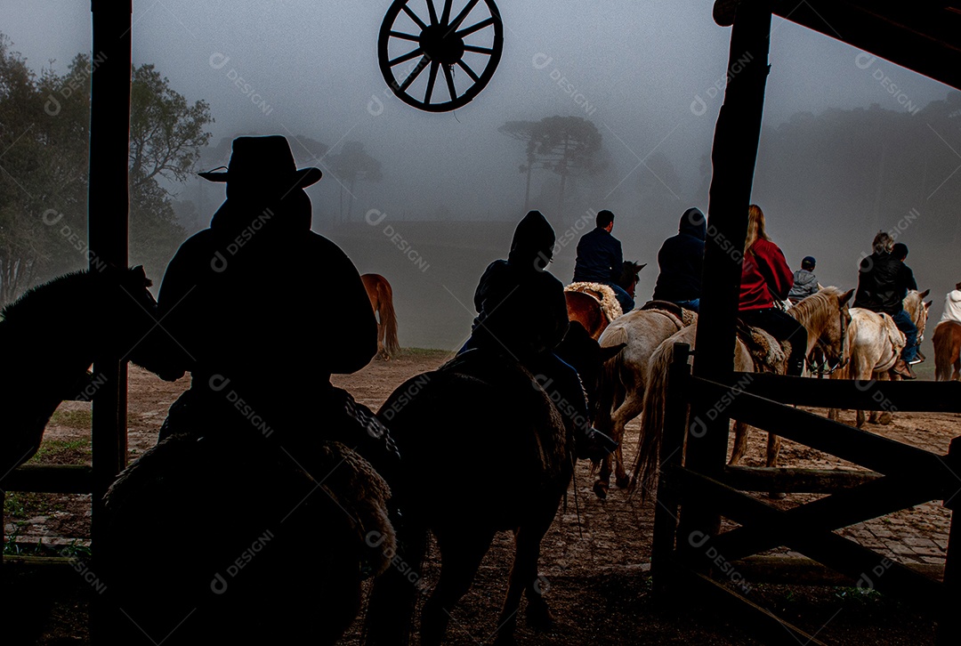 Homens andando de cavalo na fazenda