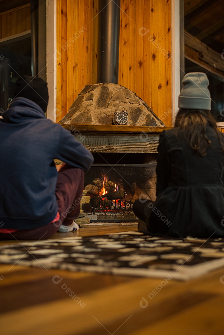 Casal esquentando na lareira