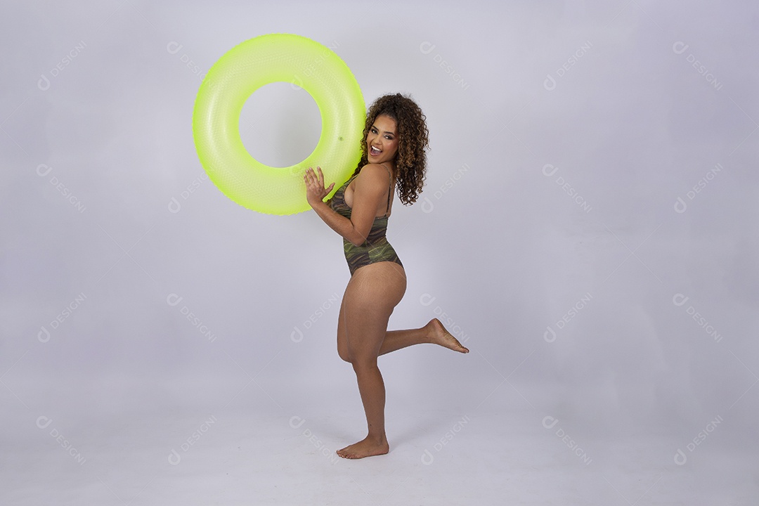 Linda mulher de maiô e boia amarela em fundo branco