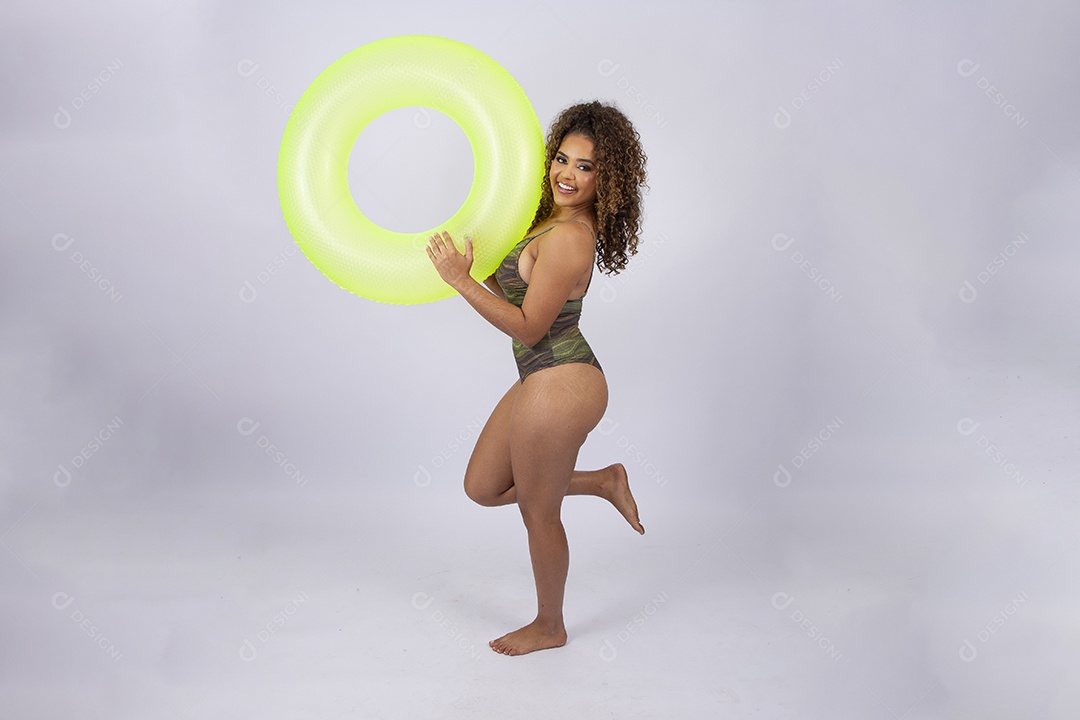 Linda mulher de maiô e boia amarela em fundo branco