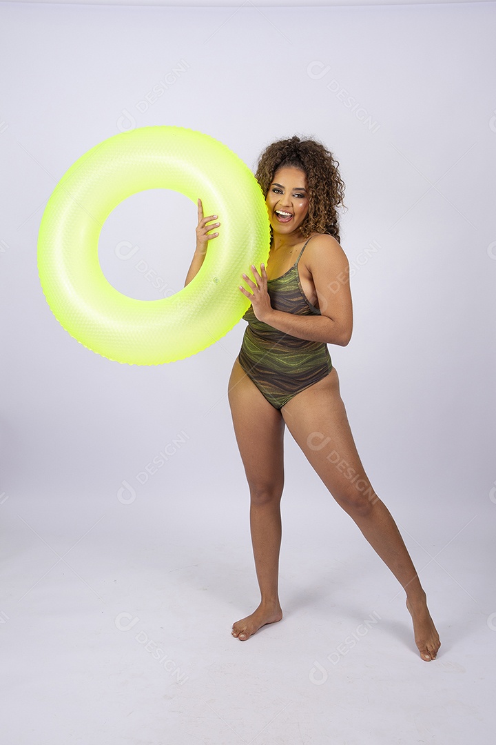 Linda mulher de maiô e boia amarela em fundo branco