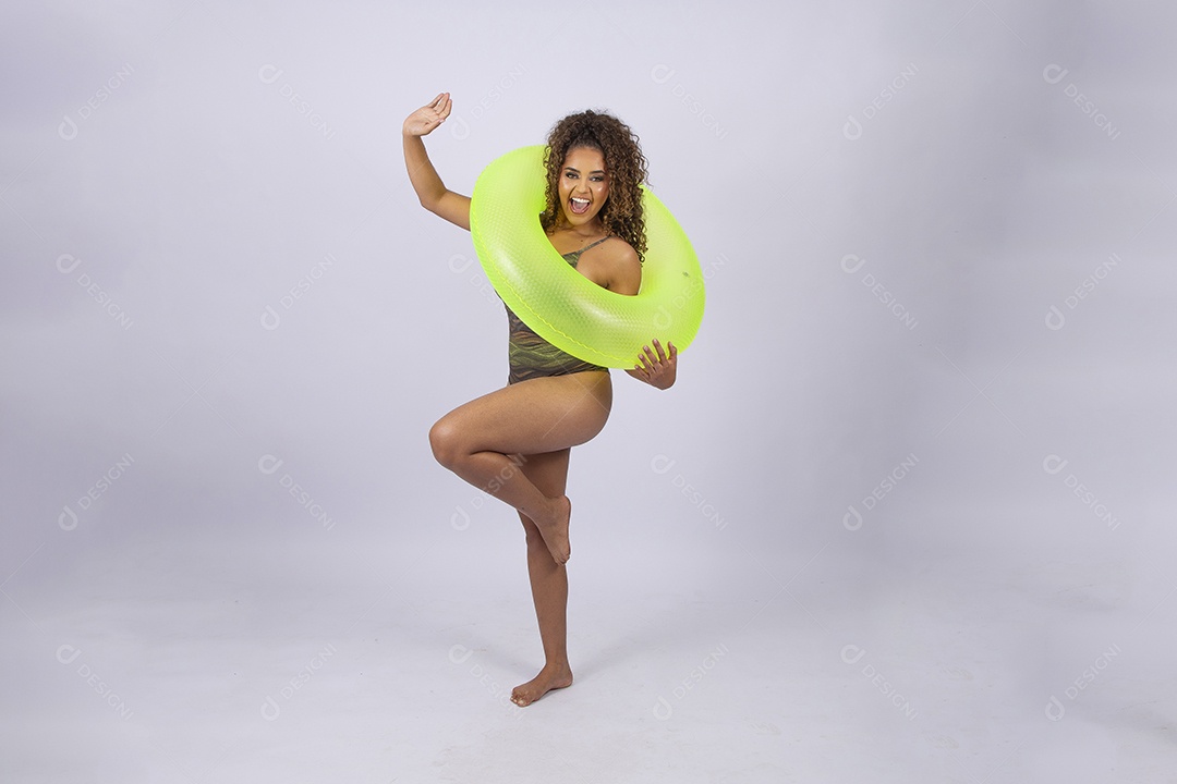 Linda mulher de maiô e boia amarela em fundo branco