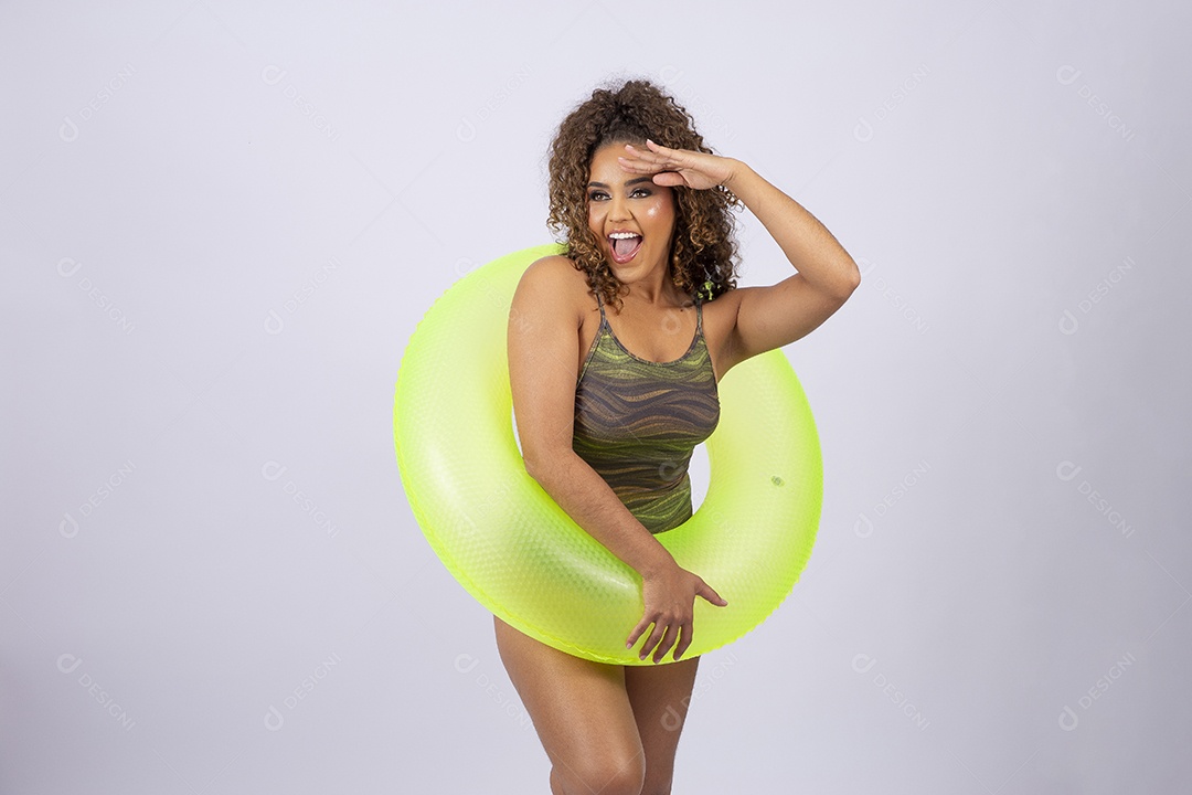 Linda mulher de maiô e boia amarela em fundo branco