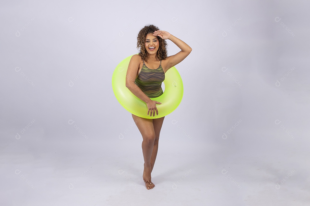 Linda mulher de maiô e boia amarela em fundo branco