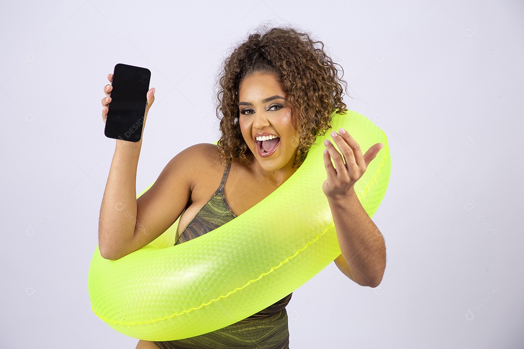 Linda mulher de maiô e boia amarela em fundo branco