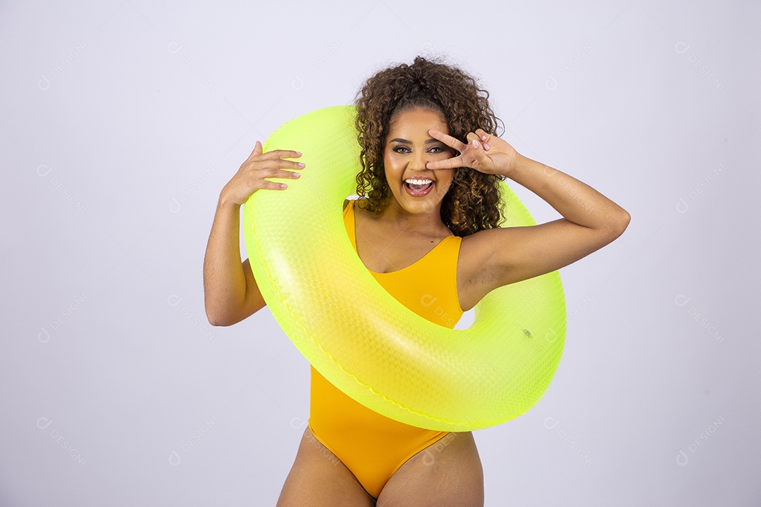 Linda mulher de maiô e boia amarela em fundo branco