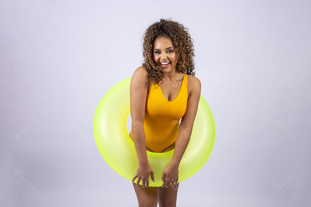 Linda mulher de maiô com boia amarela em fundo branco