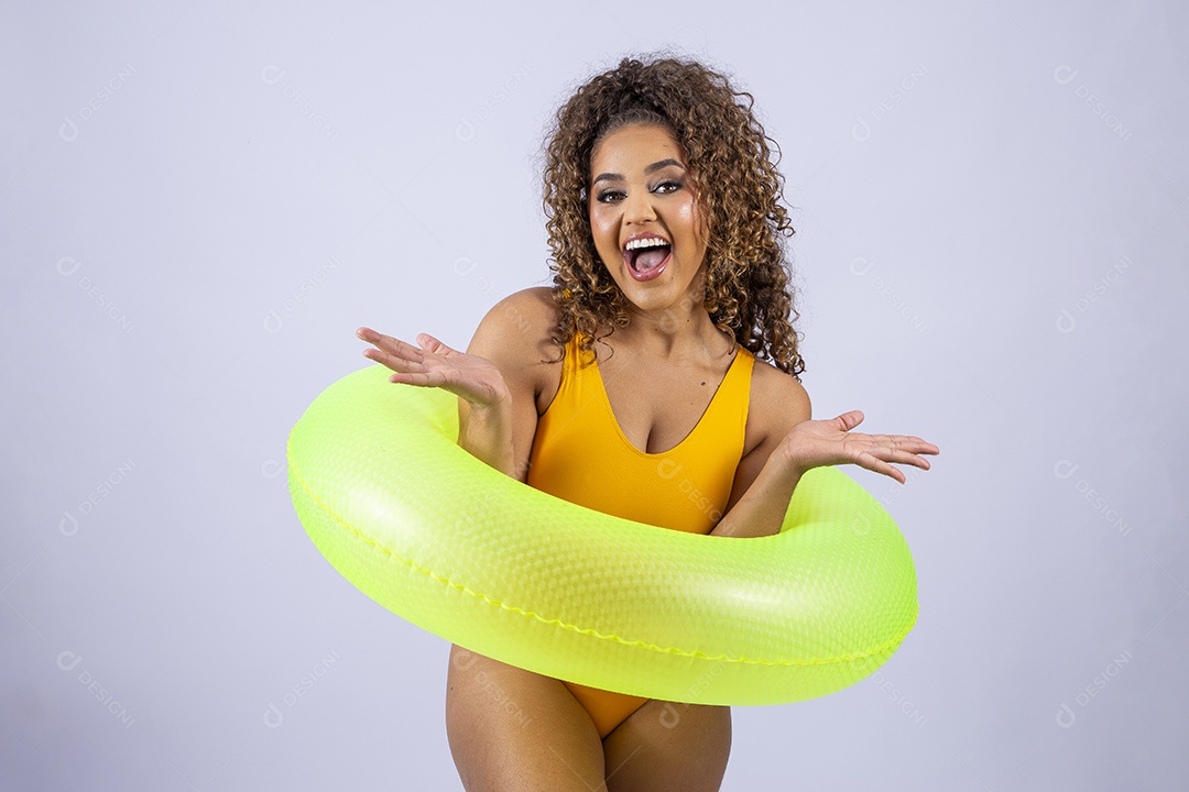 Linda mulher de maiô com boia amarela em fundo branco