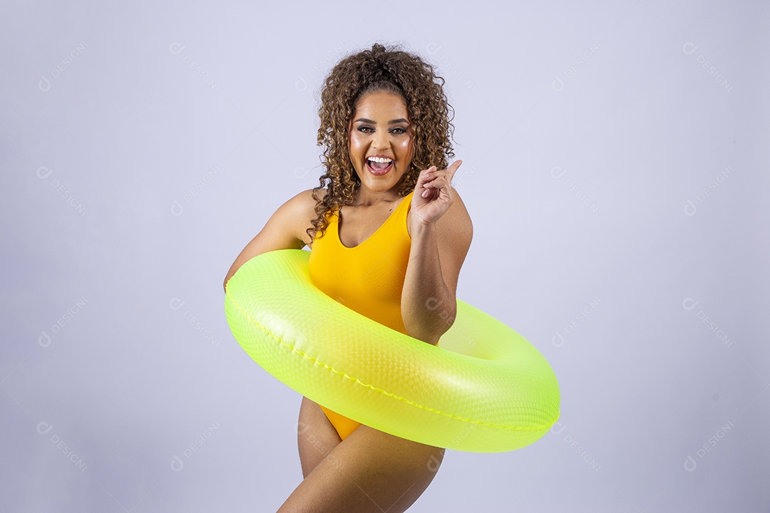 Linda mulher de maiô com boia amarela em fundo branco