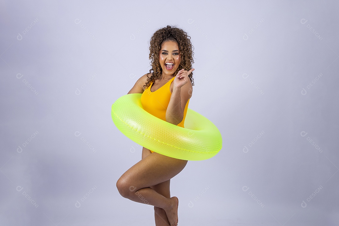 Linda mulher de maiô com boia amarela em fundo branco