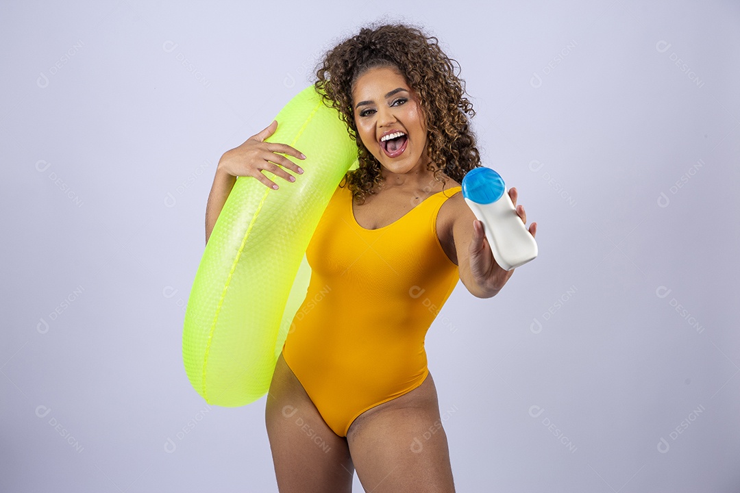 Linda mulher de maiô com boia amarela em fundo branco