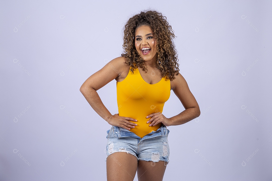 Linda mulher de maiô amarelo sorridente em fundo branco