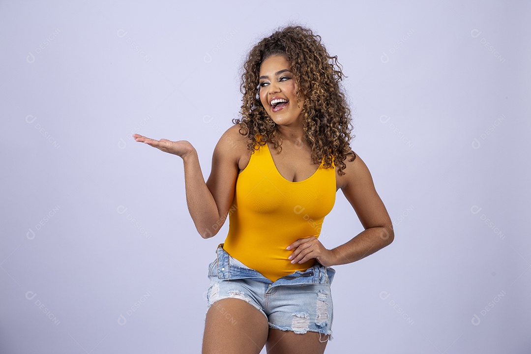 Linda mulher de maiô amarelo sorridente em fundo branco