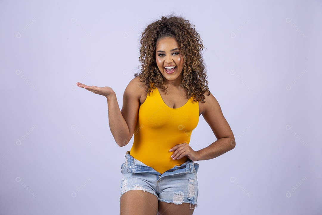 Linda mulher de maiô amarelo sorridente em fundo branco