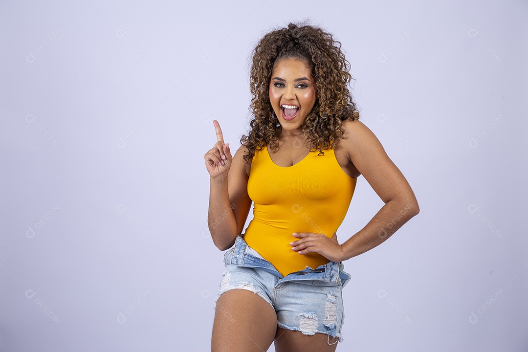 Linda mulher de maiô amarelo sorridente em fundo branco