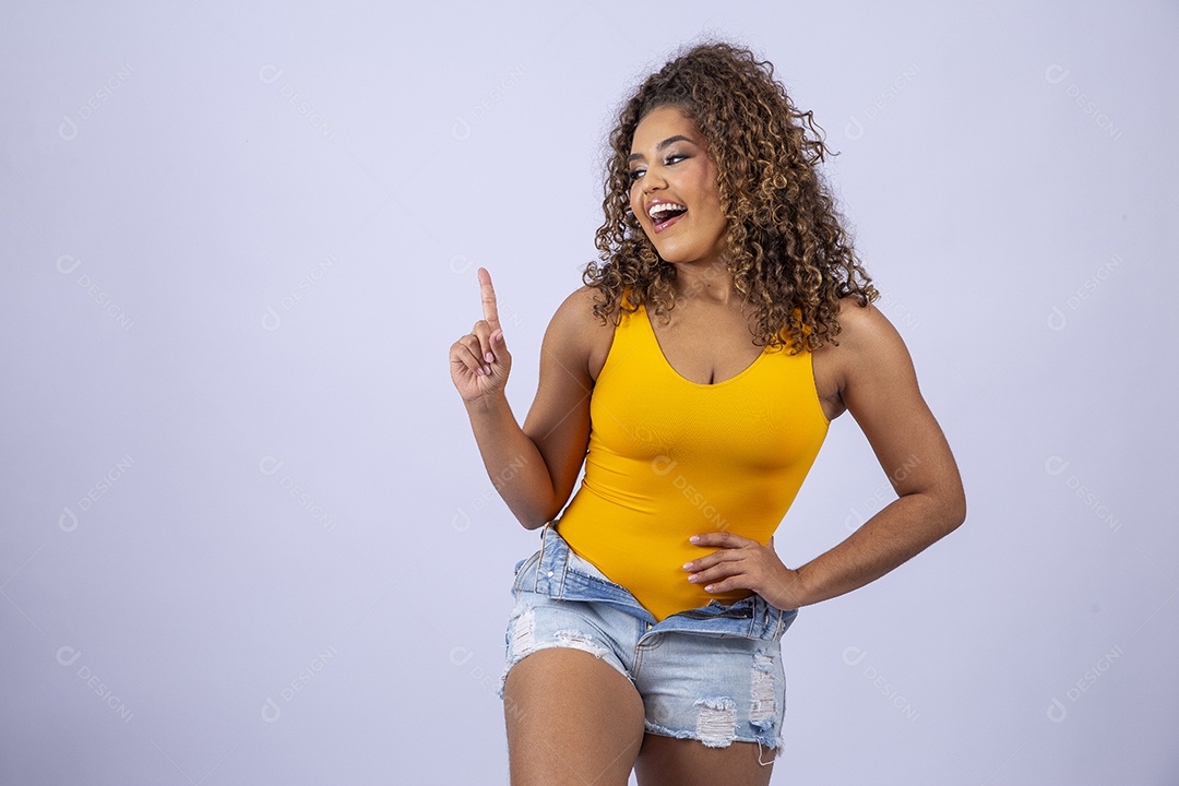 Linda mulher de maiô amarelo sorridente em fundo branco