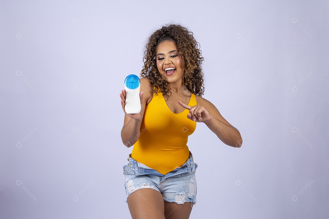 Linda mulher sorridente segurando frasco de protetor solar em fundo branco