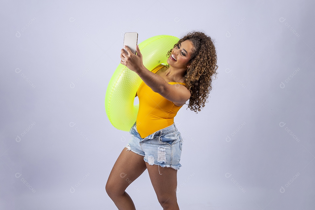 Linda mulher sorridente segurando boia e tirando selfie em fundo branco