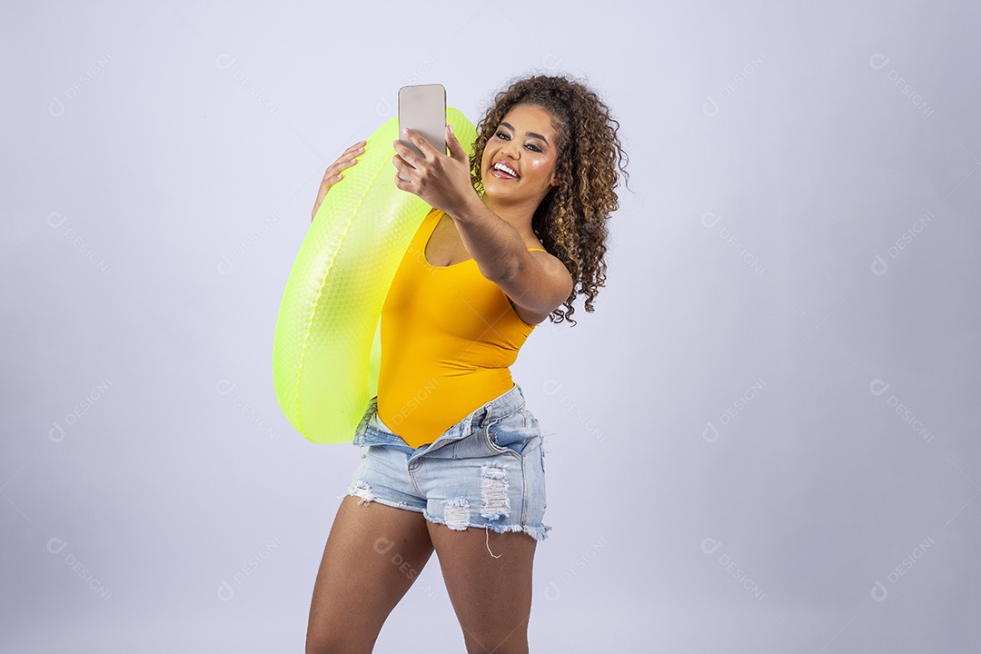 Linda mulher sorridente segurando boia e tirando selfie em fundo branco