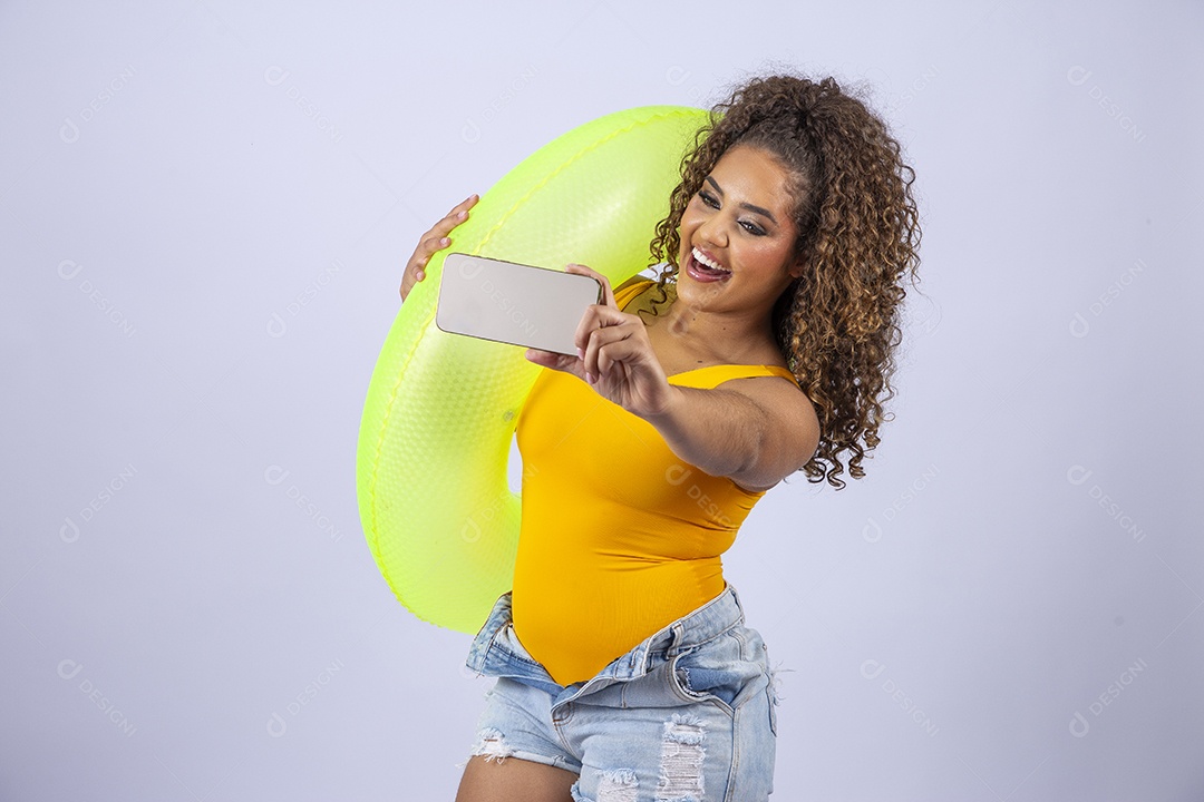 Linda mulher sorridente segurando boia e tirando selfie em fundo branco