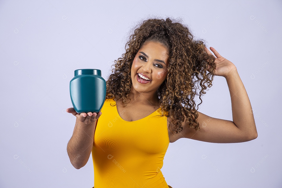 Linda mulher com maiô amarelo sorridente em fundo branco