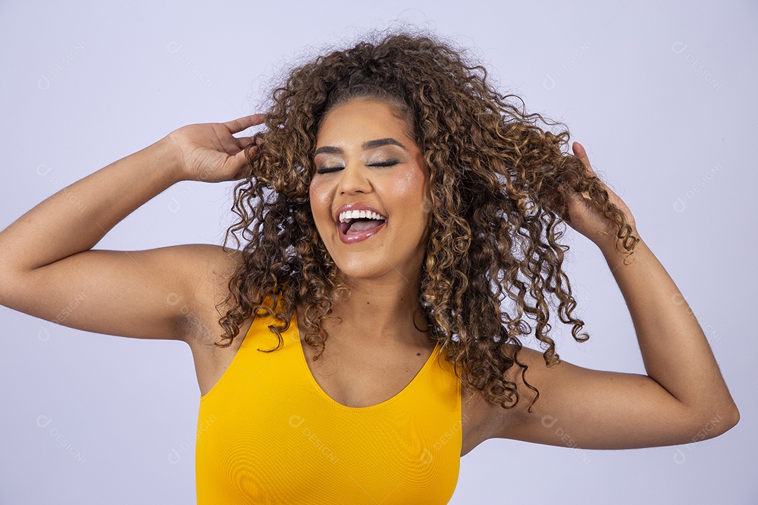 Linda mulher com maiô amarelo sorridente em fundo branco