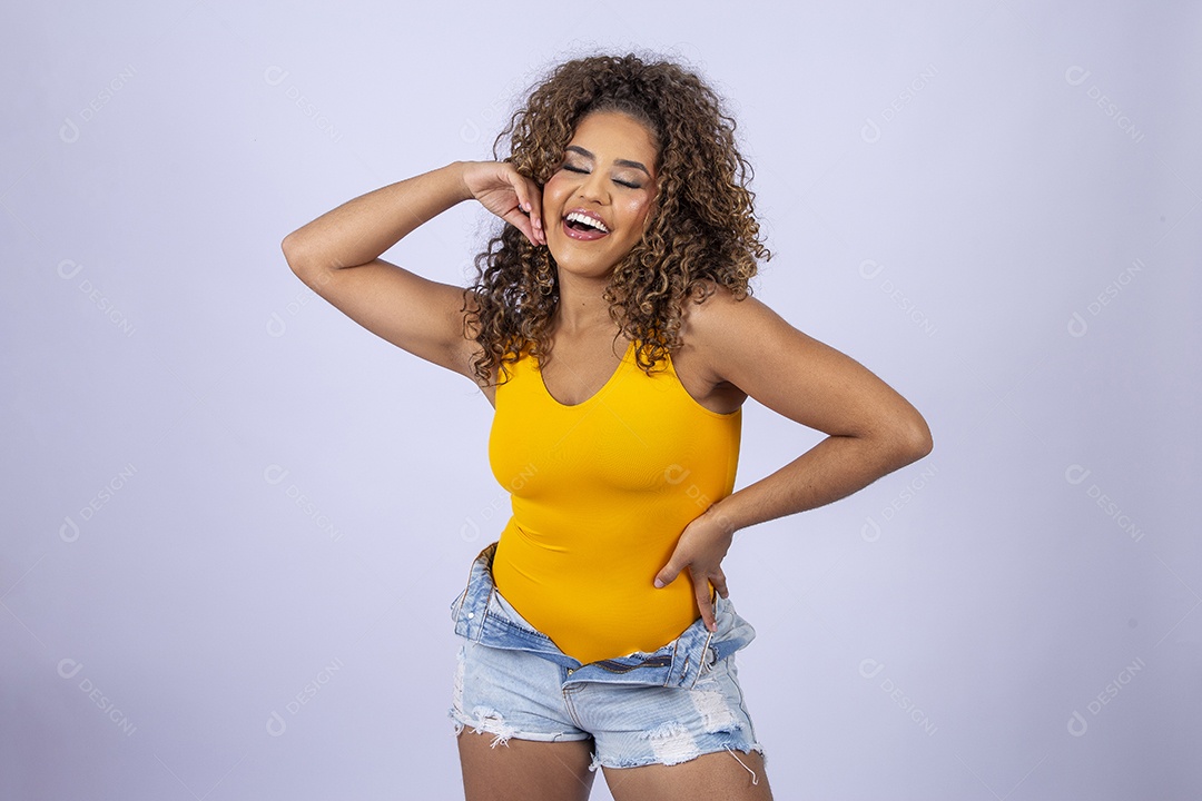 Linda mulher com maiô amarelo sorridente em fundo branco
