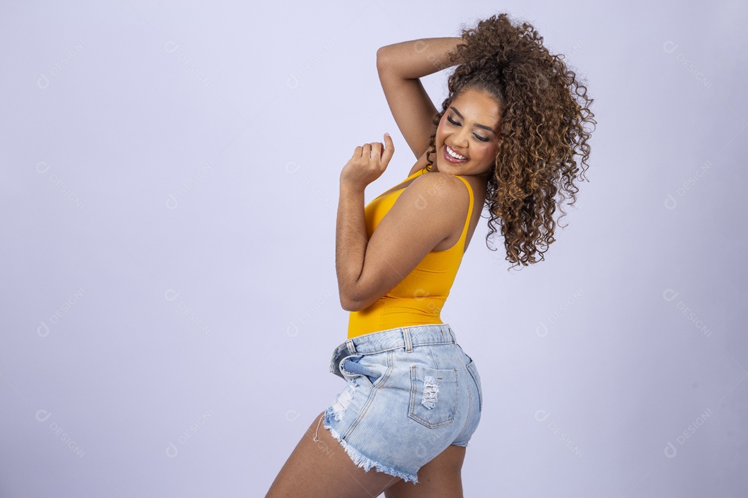 Linda mulher com maiô amarelo sorridente em fundo branco