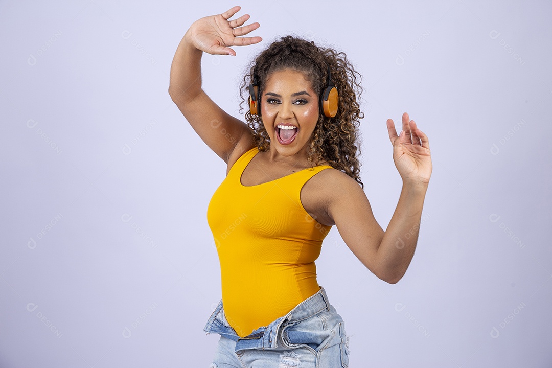 Linda mulher com maiô amarelo com fone de ouvido em fundo branco
