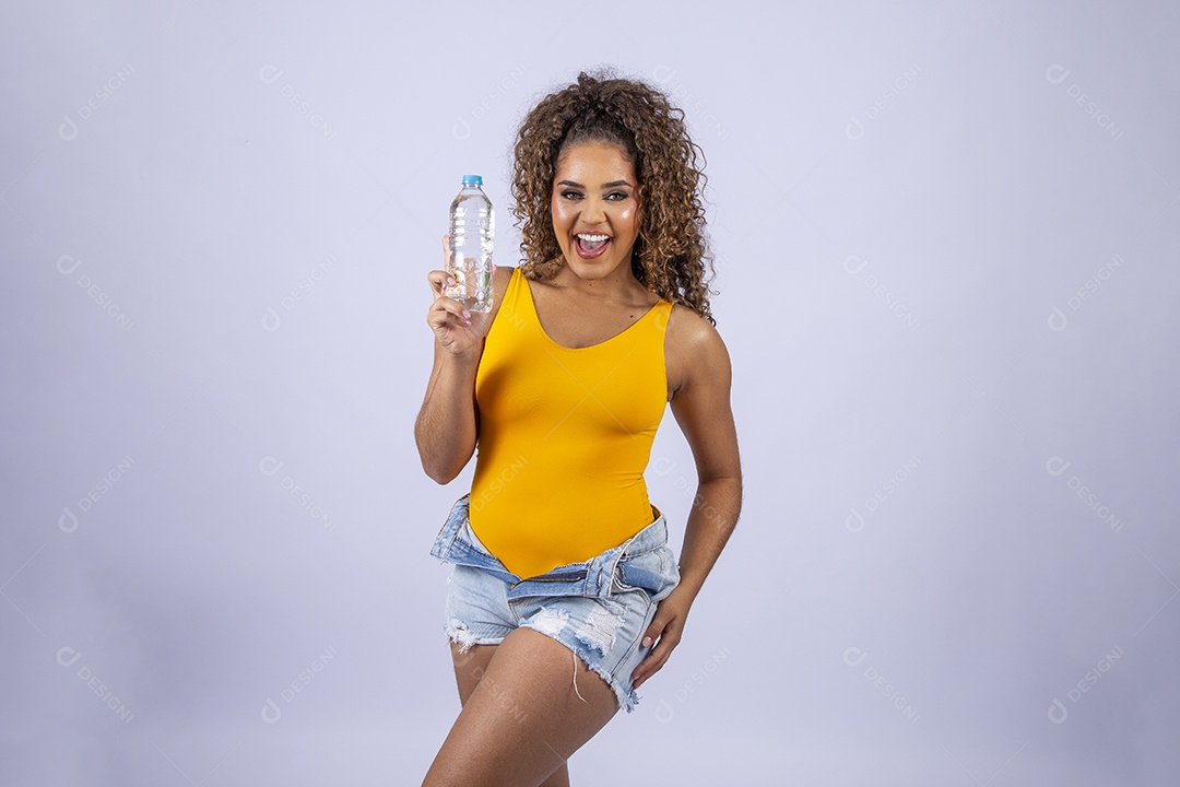 Linda mulher com maiô amarelo segurando garrafa de água