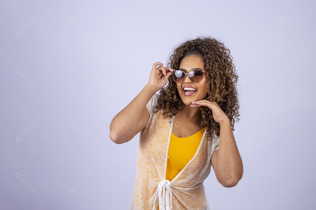 Linda mulher com maiô amarelo com óculos de sol