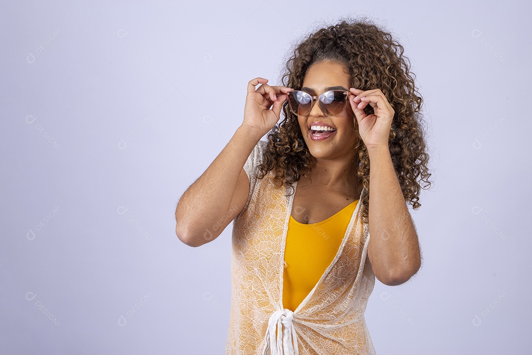 Linda mulher de maiô amarelo usando óculos de sol