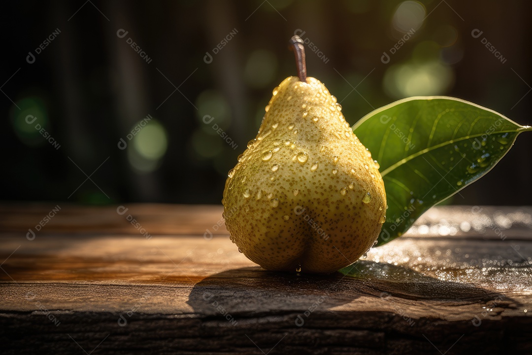 Pera fresca e suculenta na placa de madeira