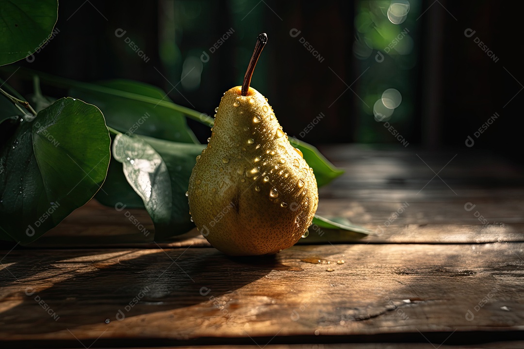 Pera fresca e suculenta na placa de madeira