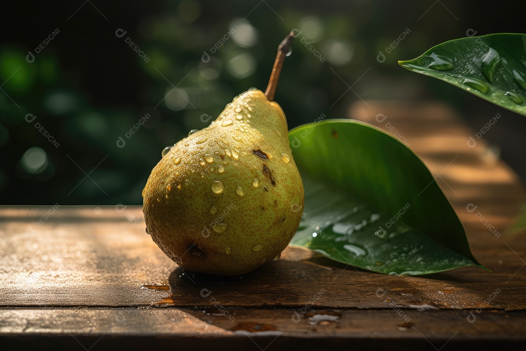 Pera fresca e suculenta na placa de madeira
