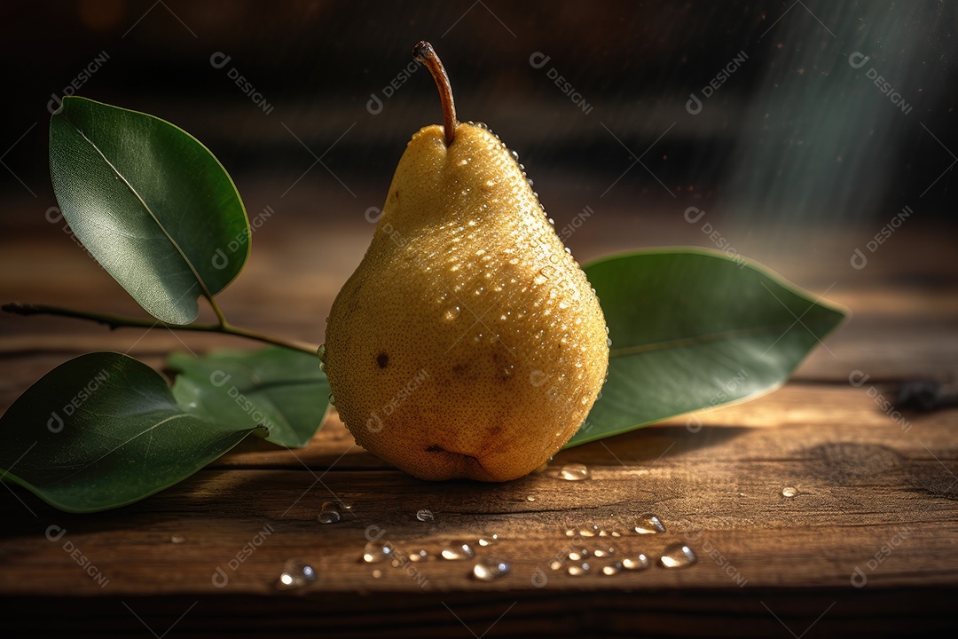 Pera fresca e suculenta na placa de madeira